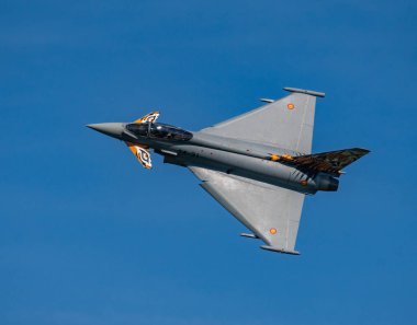 Ostrava, Çek Cumhuriyeti-Eylül 2018: Hava gösterileri öncesi alabalık uçuşu sırasında İspanyol Hava Kuvvetleri'ne ait Eurofighter Typhoon çoklu görev uçağı  