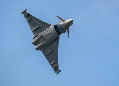 Ostrava, Çek Cumhuriyeti-Eylül 2018: Hava gösterileri öncesi alabalık uçuşu sırasında İspanyol Hava Kuvvetleri'ne ait Eurofighter Typhoon çoklu görev uçağı  