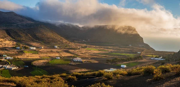 One of the few valleys on Lanzarote suitable for growing plants. — Stock Photo, Image