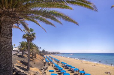 Lanzarote üzerinde Puerto del Carmen Kumlu plaj