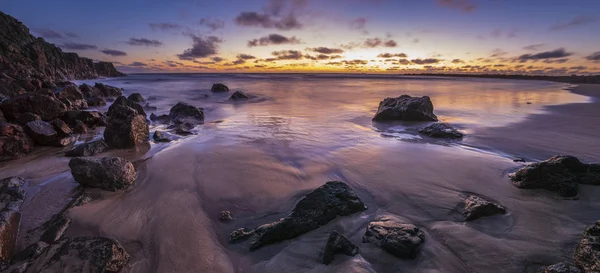 Bellissimo paesaggio marino che è stato creato sulla costa vulcanica di Lan — Foto Stock