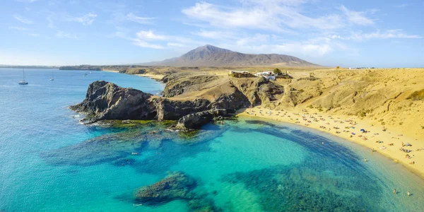 Água azul-turquesa do oceano na lagoa na praia de Papagayo em Lanzaro — Fotografia de Stock