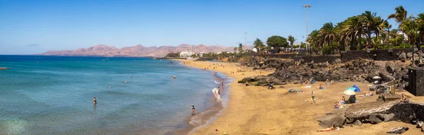 Praia de areia em Puerto del Carmen em Lanzarote — Fotografia de Stock