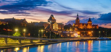Szczecin (Stettin) Şehrinin gece panoramasında panoramik manzarası