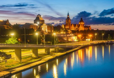 Geceleri Szczecin (Stettin) şehrinin panoramik görüntüsü