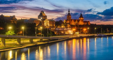 Szczecin (Stettin) Şehrinin gece panoramasında panoramik manzarası