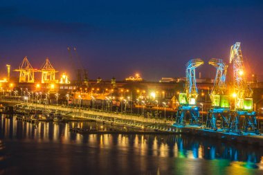 N Szczecin City bir bulvar üzerinde Işıklı eski liman vinçler