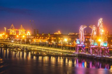 N Szczecin City bir bulvar üzerinde Işıklı eski liman vinçler