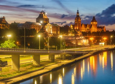 Geceleri Szczecin (Stettin) şehrinin panoramik görüntüsü