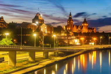 Geceleri Szczecin (Stettin) şehrinin panoramik görüntüsü