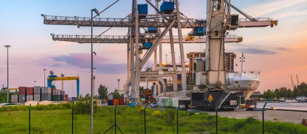 Navio de carga de contêiner com ponte de guindaste de trabalho em shipya — Fotografia de Stock