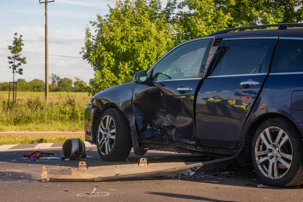 Auto distrutta a causa di una collisione con una moto a th — Foto Stock