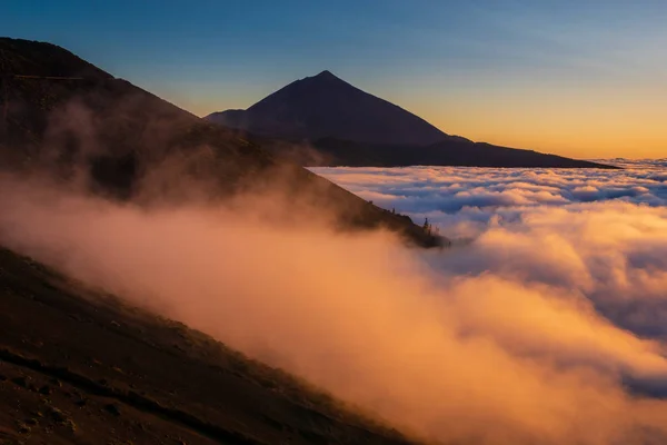 Clの上の素晴らしい夕日の間にテネリフェ島のテイデ火山 — ストック写真