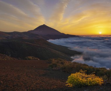 Cl üzerinde harika bir gün batımı sırasında Tenerife Teide yanardağ