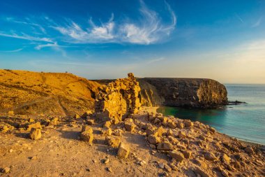 Lanzarote ünlü Papagayo plaj üzerinde uçurumda harabe