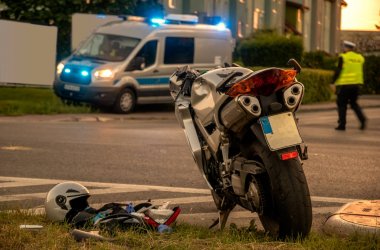 Motosiklet crossr de araba ile çarpışma nedeniyle tahrip