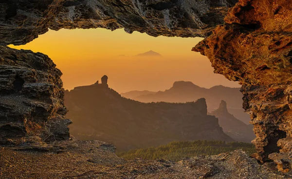 Uitzicht vanaf de natuurlijke rotsgrot in Roque Nublo, Roque Bentaiga-Gran — Stockfoto