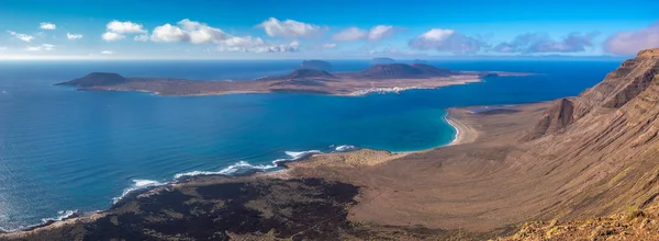 Het eiland La Graciosa en de archipel van Chinijo gezien FR — Stockfoto