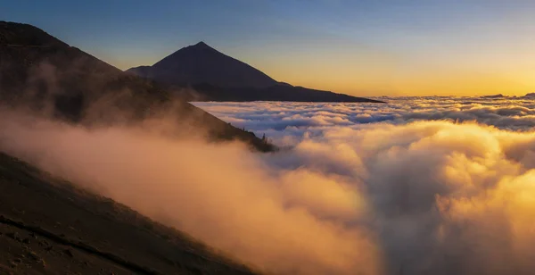 Teide Vulkan auf Teneriffa bei einem wunderbaren Sonnenuntergang über dem cl — Stockfoto