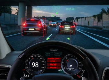 Hud ve aktif güvenli ile donatılmış bir arabanın kokpitinden görünümü