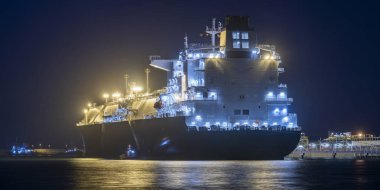 Lng termina sıvılaştırılmış gaz temini sırasında Lng tankeri