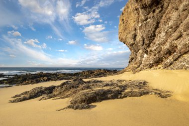 Lanzarot papagayo sahilinde okyanusta volkanik kayalar