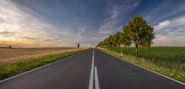 Alman köyüne giden asfalt yol