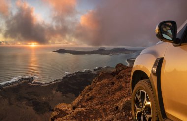 off-road araba bir görünüm ile bir uçurumun üzerinde bir kaya üzerinde duran 
