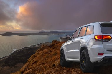 Suv dağ off-yollarda sürüş