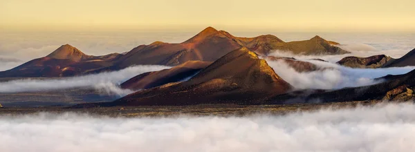Lanzarote'deki Timanfaya Milli Parkı'ndaki volkanlar. Volkan — Stok fotoğraf