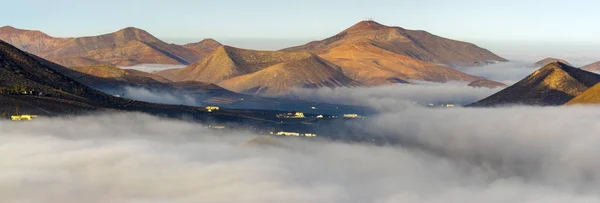 Vale de La Geria emergindo das nuvens que fluem sobre Lanzaro — Fotografia de Stock