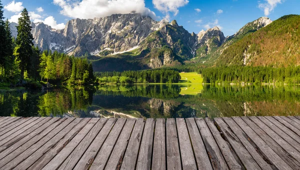 Horské jezero s dřevěnou podlahou — Stock fotografie