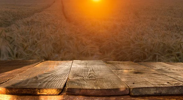 Tábla asztal mező a búza, a naplemente fény. Rea — Stock Fotó