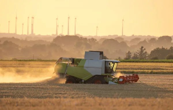 Erntemaschine bei der Ernte in Deutschland — Stockfoto