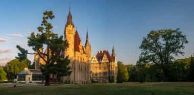 Moszna'da yükselen güneşin ışınlarındaki Kale, Opole yakınlarında, Şile