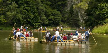 Dunajec Geçidi'nde geleneksel rafting