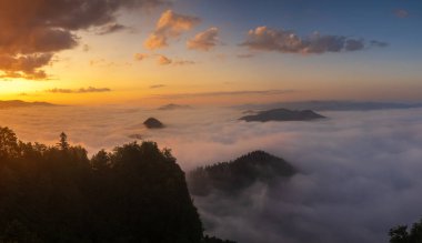 Polonya Pieniny Üç Crowns tepesinde muhteşem gündoğumu