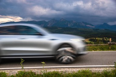 modern bir Suv bir geçiş giden bir dağ yolu sürme