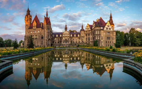 Moszna'da yükselen güneşin ışınlarındaki Kale, Opole yakınlarında, Şile