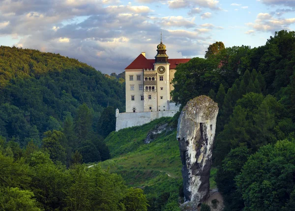 Pieskowa Skala Castle, located in Ojcowski National Park during — Stock Photo, Image