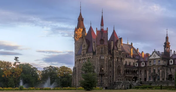 Castelo em Moszna nos raios do sol nascente, perto de Opole, Sile — Fotografia de Stock