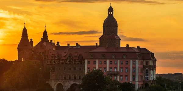 Castelo de Ksiaz iluminado com a luz do pôr-do-sol. — Fotografia de Stock