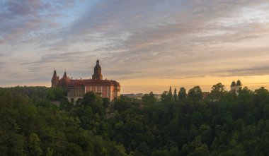 Ksiaz kalesi yükselen güneşin ışığıile aydınlatıldı