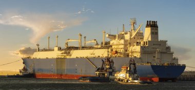 Lng te sıvılaştırılmış gaz besleme işlemi sırasında Lng tankeri