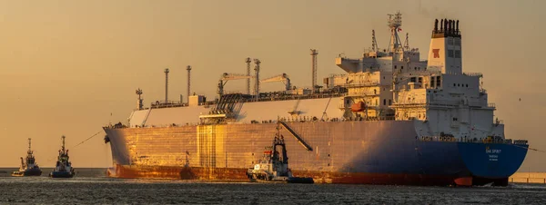 Navio petroleiro de GNL durante uma operação de fornecimento de gás liquefeito ao GNL — Fotografia de Stock