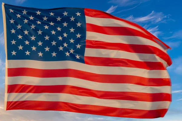 USA zászlaja a kék eget — Stock Fotó