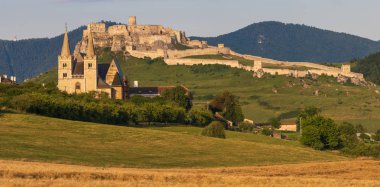 Slovakya'da Spissky Kalesi(Spissky hrad) kalıntıları, bir