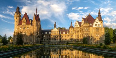 Moszna yakınlarındaki Opole,Aşağı Silesia, Polonya-Temmuz 2019:Mosz Kalesi