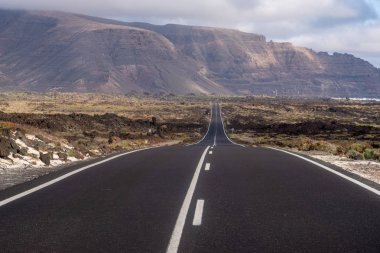 Turist, Lanzarote doğal yol, okyanus yakınında çalışan