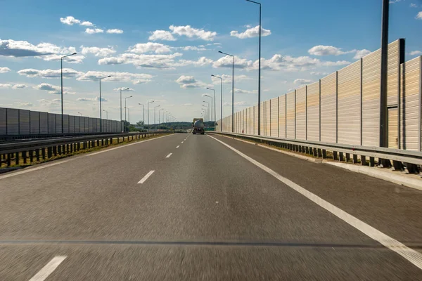 Автострада у Польщі обладнано звукопоглинаючими екранами — стокове фото